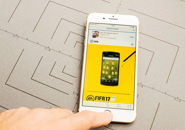 ФІФА app збірної на iphone 7 плюс прикладного програмного забезпечення — стокове фото