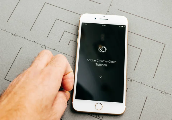 Iphone 7 で adobe アプリケーション アプリケーション ソフトウェア プラス — ストック写真