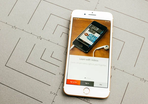 Iphone 7 で adobe アプリケーション アプリケーション ソフトウェア プラス — ストック写真