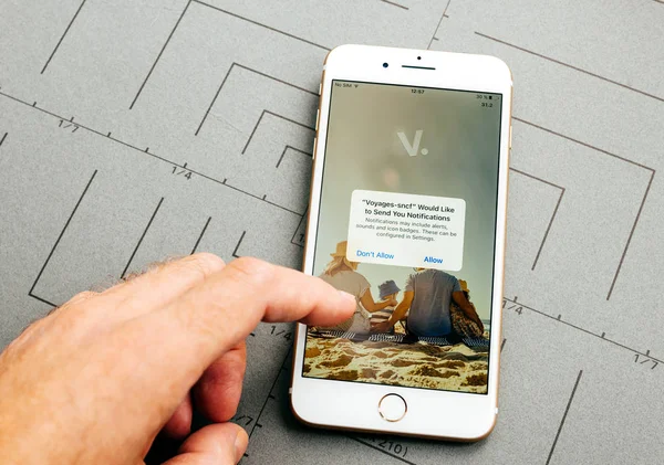 Voyages sncf auf dem iPhone 7 plus der Anwendungssoftware — Stockfoto