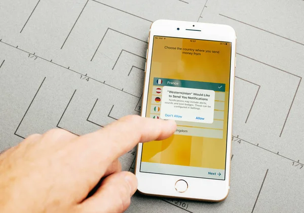 Wstern Союзу грошових переказів програму iphone 7 плюс застосування — стокове фото