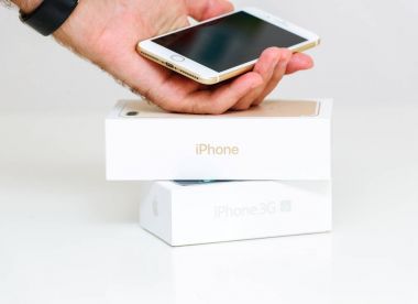 Yeni Apple iphone 7 tutan erkek el Plu