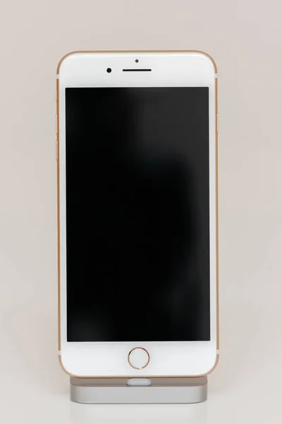 หน้าจอ blacnk บน iPhone 7 Plus ซอฟต์แวร์แอปพลิเคชัน — ภาพถ่ายสต็อก