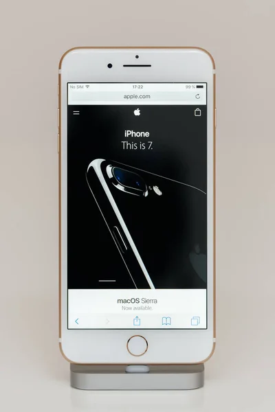 Apple website, on iPhone 7 Plus the application software — стоковое фото