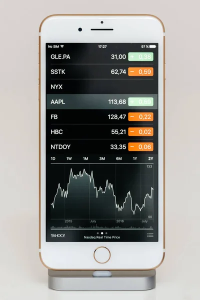 Apple stock price on iPhone 7 Plus the application software — стоковое фото