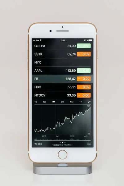 Цена акции Facebook на iPhone 7 Plus — стоковое фото