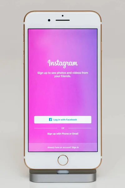 Aplikasi instagram pada iPhone 7 Ditambah perangkat lunak aplikasi — Stok Foto