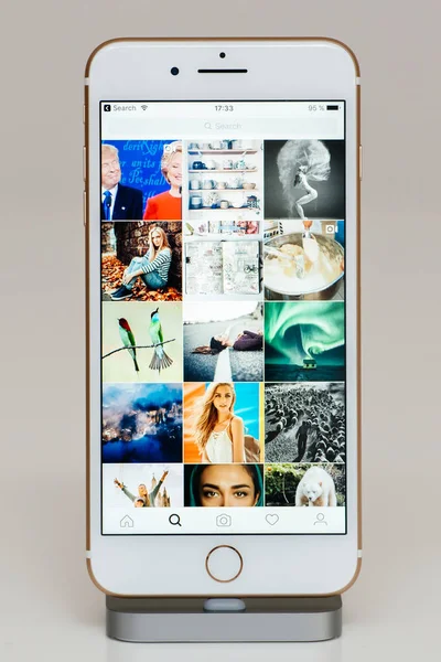 Instagram feed on iphone on iPhone 7 Plus the application softwa — Stock Photo, Image