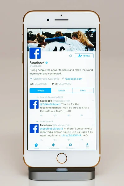 Twitter facebook account su iPhone 7 Più il software applicativo — Foto Stock