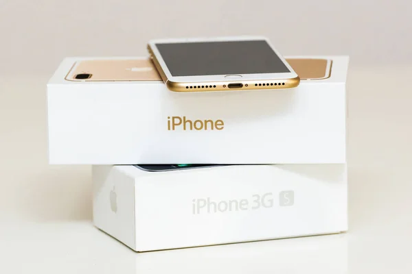 Iphone 3gs и iphone 7 unboxing cardboard box — стоковое фото