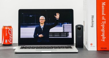 Tim Cook güle güle elleri ile Apple Keynote Keynote sona 
