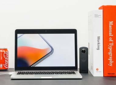 Apple Keynote iphone X 10 cam kenarları tanıtımı ile 