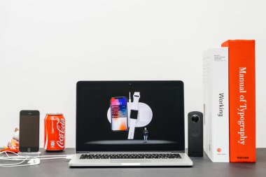 Apple Keynote Phil Schiller X 10 iphone tanıtımı ile 