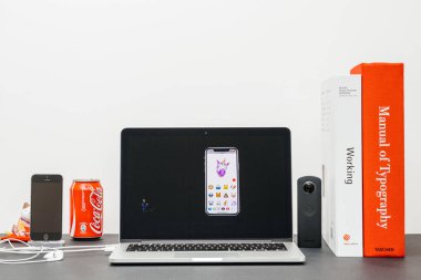 Apple Keynote Craig Federighi X 10 iphone tanıtımı ile bir