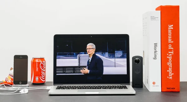 Apple Keynote cu Tim Cook la revedere mâini se termină Keynote — Fotografie, imagine de stoc