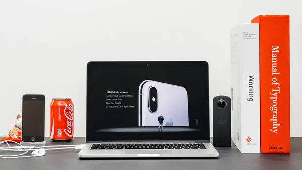 Apple Keynote con Phil Schiller presentando el iPhone X 10 —  Fotos de Stock