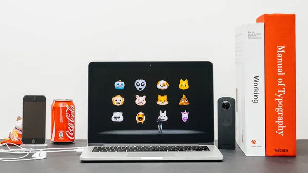 Apple Keynote iphone X 10 animoji, emoji tanıtımı ile — Stok fotoğraf