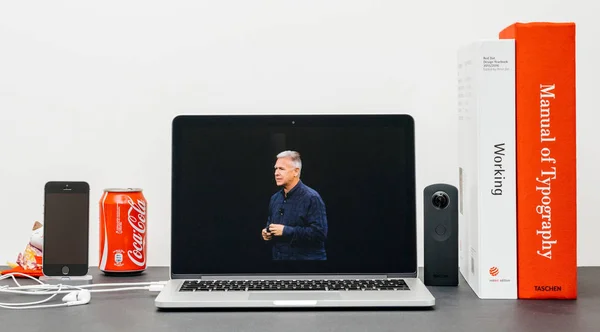 Apple Keynote con Phil Schiller presentando el iPhone X 10 — Foto de Stock