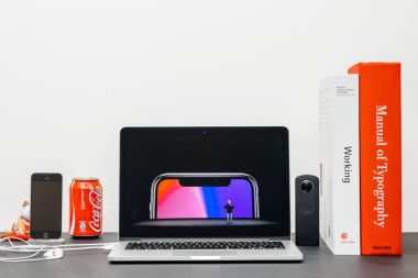 Apple Keynote Phill Schiller X 10 iphone tanıtımı ile 