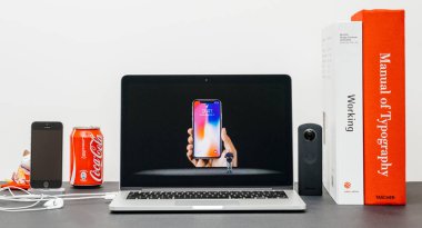 Apple Keynote Phill Schiller X 10 iphone tanıtımı ile 