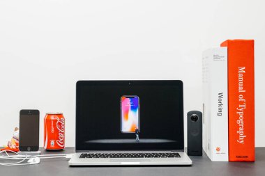 Apple Keynote Phill Schiller X 10 iphone tanıtımı ile 