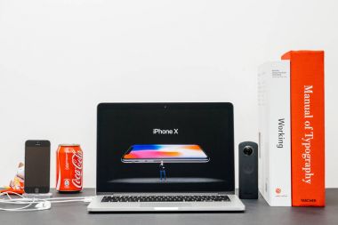 Apple Keynote Phill Schiller X 10 iphone tanıtımı ile 