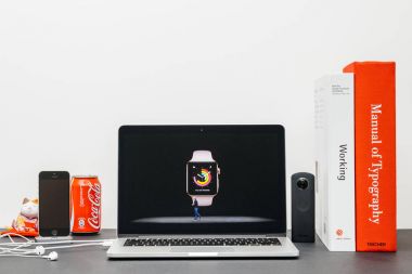 Apple Keynote Apple Watch 3 sunan Tim Cook ile