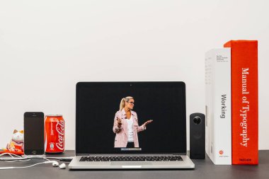 Apple Keynote Apple ile perakende bir reta için Şef Angela Ahrendts