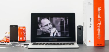 Apple Keynote Steve jobs anısına Tim Cook ile, 