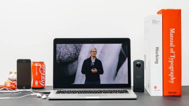 Apple Keynote Steve jobs anısına Tim Cook ile, 