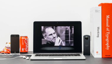 Apple Keynote Steve jobs anısına Tim Cook ile, 