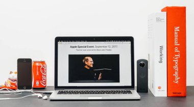 Apple Keynote Steve jobs anısına Tim Cook ile, 