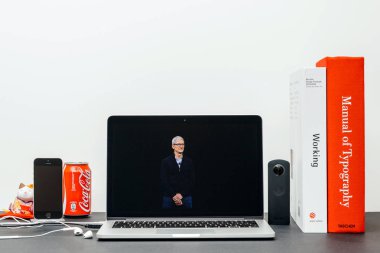 Apple Keynote ile Tim Cook apple CEO'su sahnede 