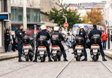 Polis politik askeri yürüyüş sırasında bir Fransız ülke çapında da motosiklet.