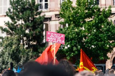 palcard afiş protesto Strazburg, Fransa 
