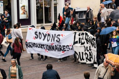 Macrow la karşı Fransızca ülke çapında bir gün boyunca siyasi Mart