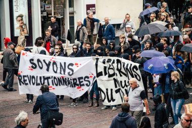 Macrow la karşı Fransızca ülke çapında bir gün boyunca siyasi Mart