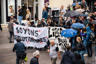 Macrow la karşı Fransızca ülke çapında bir gün boyunca siyasi Mart