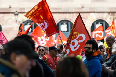 Genel emek Konfederasyonu siyasi yürüyüş sırasında bir Fransız 