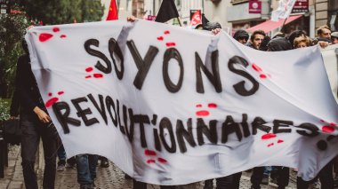 Macrow la karşı Fransızca ülke çapında bir gün boyunca siyasi Mart