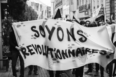 Macrow la karşı Fransızca ülke çapında bir gün boyunca siyasi Mart