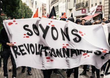 Macrow la karşı Fransızca ülke çapında bir gün boyunca siyasi Mart