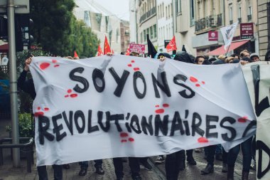 Macrow la karşı Fransızca ülke çapında bir gün boyunca siyasi Mart