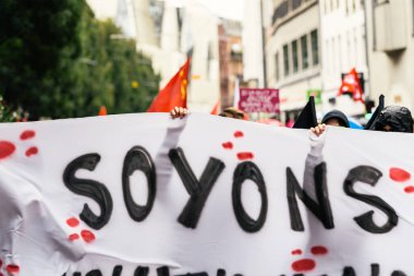 Macrow la karşı Fransızca ülke çapında bir gün boyunca siyasi Mart