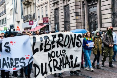 Macrow la karşı Fransızca ülke çapında bir gün boyunca siyasi Mart