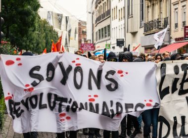 Macrow la karşı Fransızca ülke çapında bir gün boyunca siyasi Mart