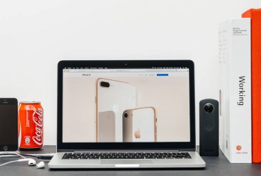 Son iphone 8 ve 8 ile artı işareti