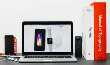 En son iphone X 10 ile Apple Watch aircharger, yanında elma wa