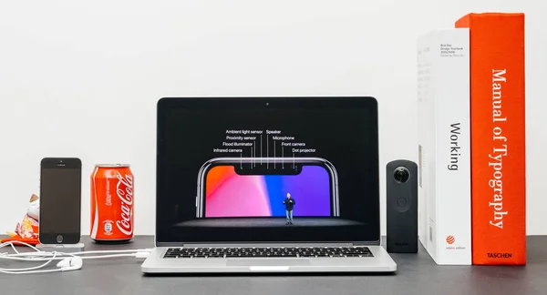 Apple Keynote s Phill Schiller zavedení iphone X 10 — Stock fotografie