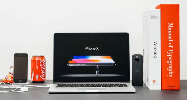 Apple Keynote con Phill Schiller presentando el iPhone X 10 — Foto de Stock